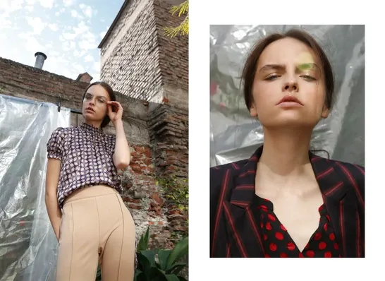 Díptico: modelo con blusa cuadrillé y pantalón beige en exterior, y retrato con blusa de lunares