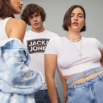 Tres modelos con poleras blancas y prendas de mezclilla