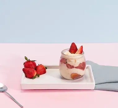 Fotografía de producto: postre con frutillas sobre fondo pastel